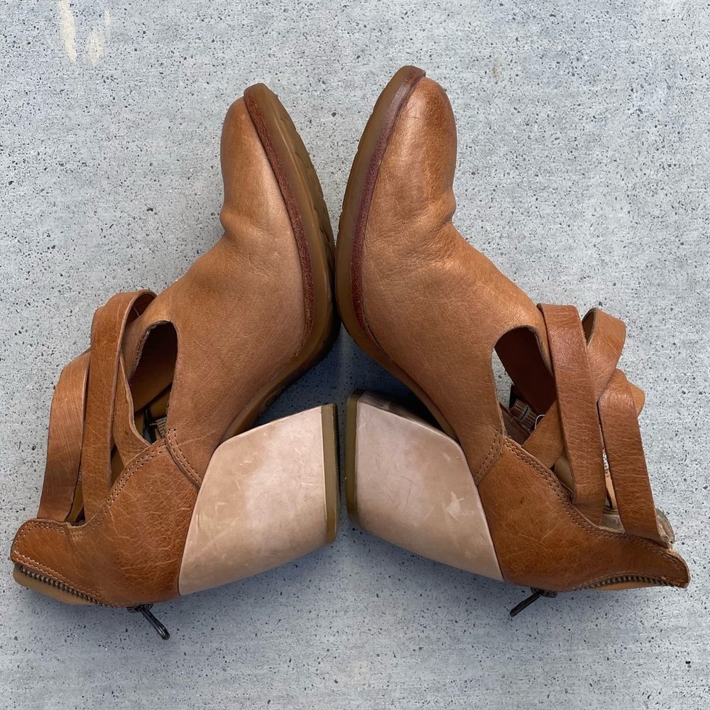 Kork-ease Stina Sz 7.5 distressed leather back zip shoes
